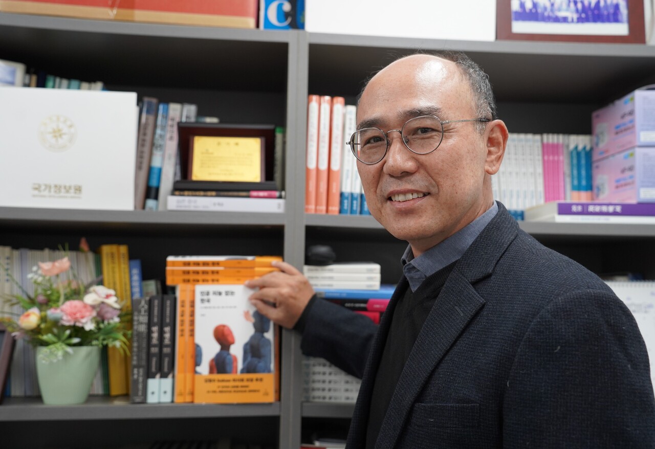 지난해 12월 12일 위 교수가 재직 중인 중앙대학교 연구실에서 만나 인터뷰를 진행했다. [사진=김민우 기자]