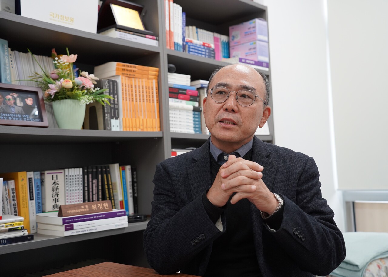 위 교수는 뉴스퀘스트와의 신년 인터뷰에서 "올 한해는 기존에 없던 새로운 게임 개발의 시도가 증가할 것"이라며 "아울러 인공지능(AI) 기술의 적극 도입 및 이스포츠 활성화를 핵심 키워드로 볼 수 있다"고 말했다.