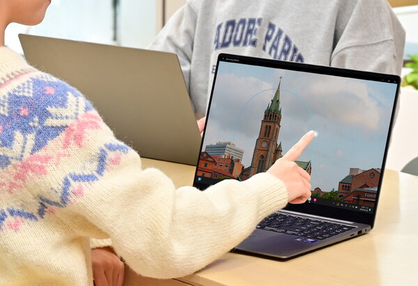 삼성전자 모델이 AI PC '갤럭시 북5 시리즈'의 'AI 셀렉트' 기능을 체험하는 모습 [삼성전자 제공=뉴스퀘스트]