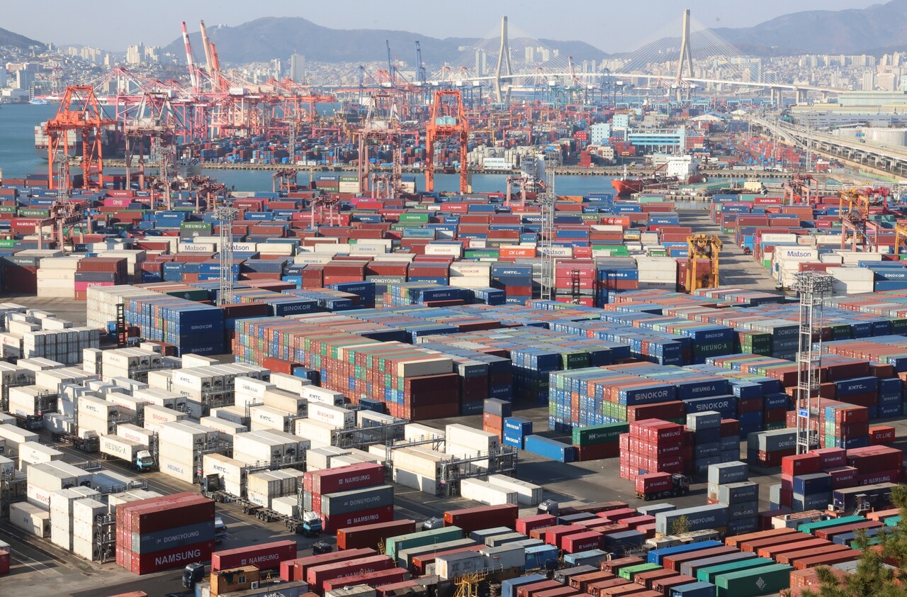 산업통상자원부가 발표한 지난해 12월 수출액은 613억8000만달러로 2023년 12월과 비교했을 때 약 6.6% 증가한 것으로 집계되면서 코스피 지수가 반등을 꾀할지 시장의 관심이 커지고 있다. 부산항 신선대·감만·신감만부두에 수출입 화물이 쌓여있는 모습. [사진=연합뉴스]