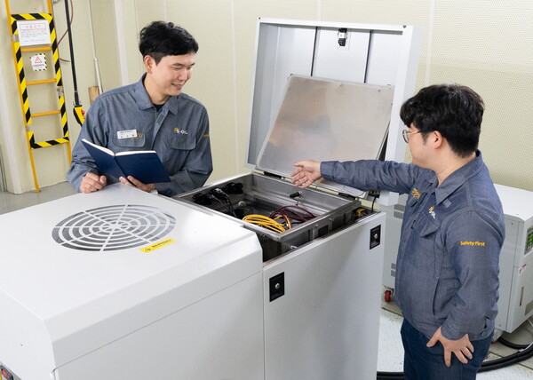 S-OIL 직원들이 서울 마곡 TS&D 센터에서 액침냉각유 성능테스트를 진행하고 있다. [S-OIL 제공=뉴스퀘스트]