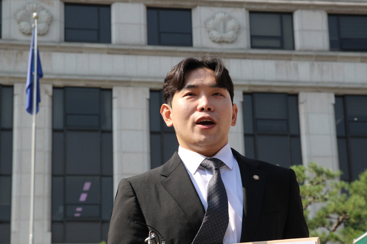 이철우 한국게임이용자협회장이 지난해 10월 8일 헌법재판소에서 게임물 사전검열에 대한 입장을 밝히고 있다. [사진=김민우 기자]