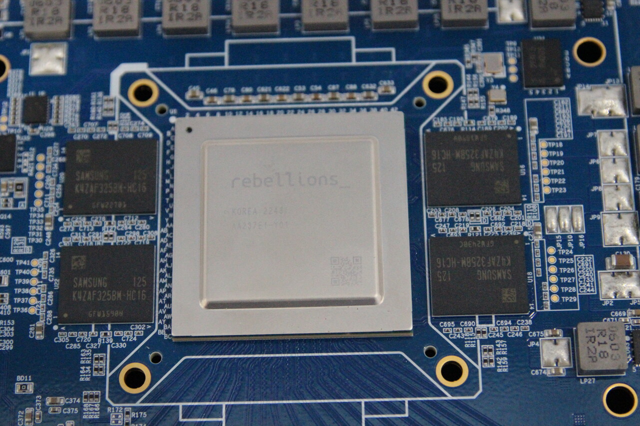 삼성전자 파운드리 사업부와 리벨리온이 협업해 제작한 NPU '아톰'. [사진=김민우 기자]