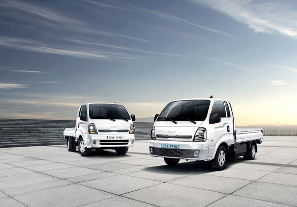  (사진 왼쪽부터)봉고 LPG 터보 1톤 2WD 초장축 킹캡 스마트 셀렉션 트림, 봉고 EV 1톤 2WD 초장축 킹캡 스마트 셀렉션 트림 [기아 제공=뉴스퀘스트]