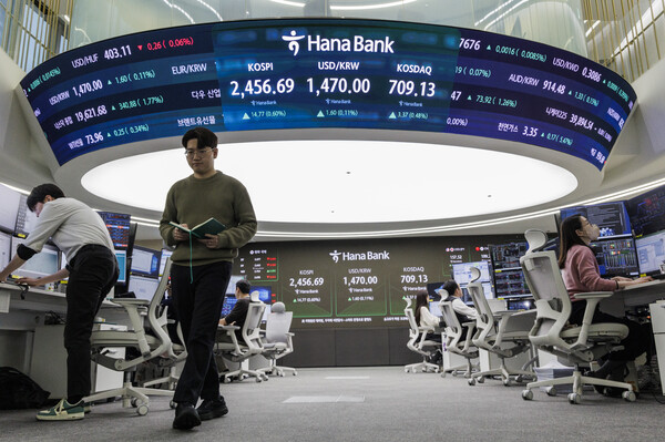 국거래소에 따르면 삼성전자는 6일 오전 10시 30분께 이전 거래일 종가 대비 2.39% 오른 5만5700원에, SK하이닉스는 6.27% 상승한 19만3300원에 거래됐다. 하나은행 딜링룸. [사진=연합뉴스]