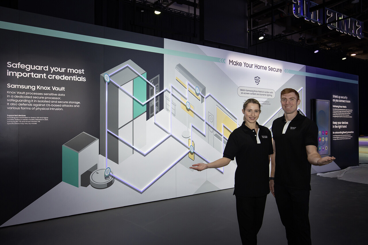 삼성전자 모델이 CES 2025가 열리는 미국 라스베이거스 컨벤션 센터에 위치한 삼성전자 전시관을 소개하고 있다. [삼성전자 제공=뉴스퀘스트]