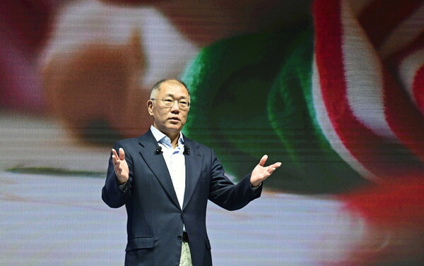 현대차그룹 2025년 신년회에서 그룹 임직원들에게 새해메시지를 전하고 있는 정의선 회장 [현대자동차그룹 제공=뉴스퀘스트]