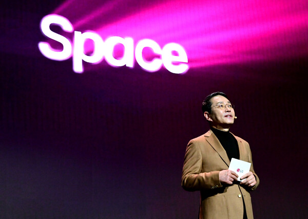 LG전자가 현지시간 6일 미국 라스베이거스 만달레이베이 컨벤션센터에서 ‘공감지능과 함께하는 일상의 라이프스 굿(Life's Good 24/7 with Affectionate Intelligence)’을 주제로 LG 월드 프리미어(LG WORLD PREMIERE)를 개최했다. LG전자 조주완 CEO는 대표 연사로 등단해 AI홈에 이어 모빌리티, 커머셜 등 일상 속 다양한 공간으로 연결·확장되는 AI 혁신을 소개하는 한편, 마이크로소프트와 전략적 파트너십을 발표했다. [LG전자 제공=뉴스퀘스트]