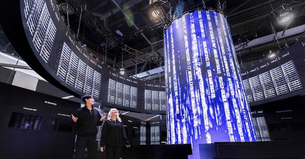 SK전시관 내 데이터 흐름을 시각화한 AI DC(데이터센터) 구현 부스의 모습 [SK텔레콤 제공=뉴스퀘스트]