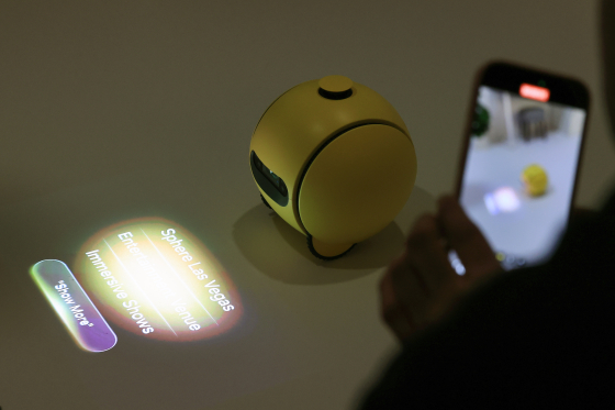 볼리는 다양한 사물인터넷 기기를 조종하고 아이와 노인, 반려동물 등을 살피는 일종의 '집사 로봇'이다. 바퀴 두개가 달린 동그란 모양의 로봇으로 카메라와 스피커, 프로젝터가 내장돼 있다. [사진=연합뉴스]