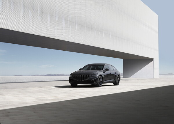 제네시스가 8일부터 G80의 고급스러운 디자인을 더욱 강조한 G80 블랙(사진)을 판매한다. [제네시스 제공=뉴스퀘스트]