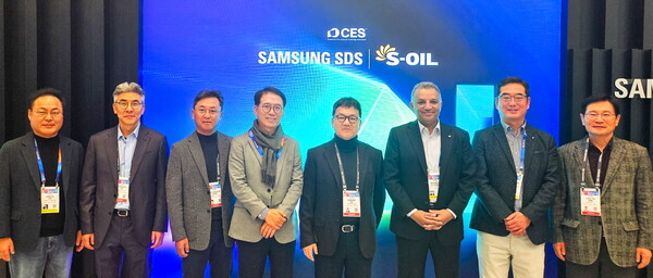 7일(현지시간) 미국 라스베이거스 CES 2025 행사장에서 안와르 알 히즈아지 S-OIL CEO(사진 왼쪽 3번째)와 류열 사장(왼쪽 5번째) 등 경영진이 삼성SDS 전시장을 참관하고, 이준희 삼성SDS 대표(왼쪽 4번째) 등 관계자들과 사진촬영을 하고 있다. [S-OIL 제공=뉴스퀘스트]