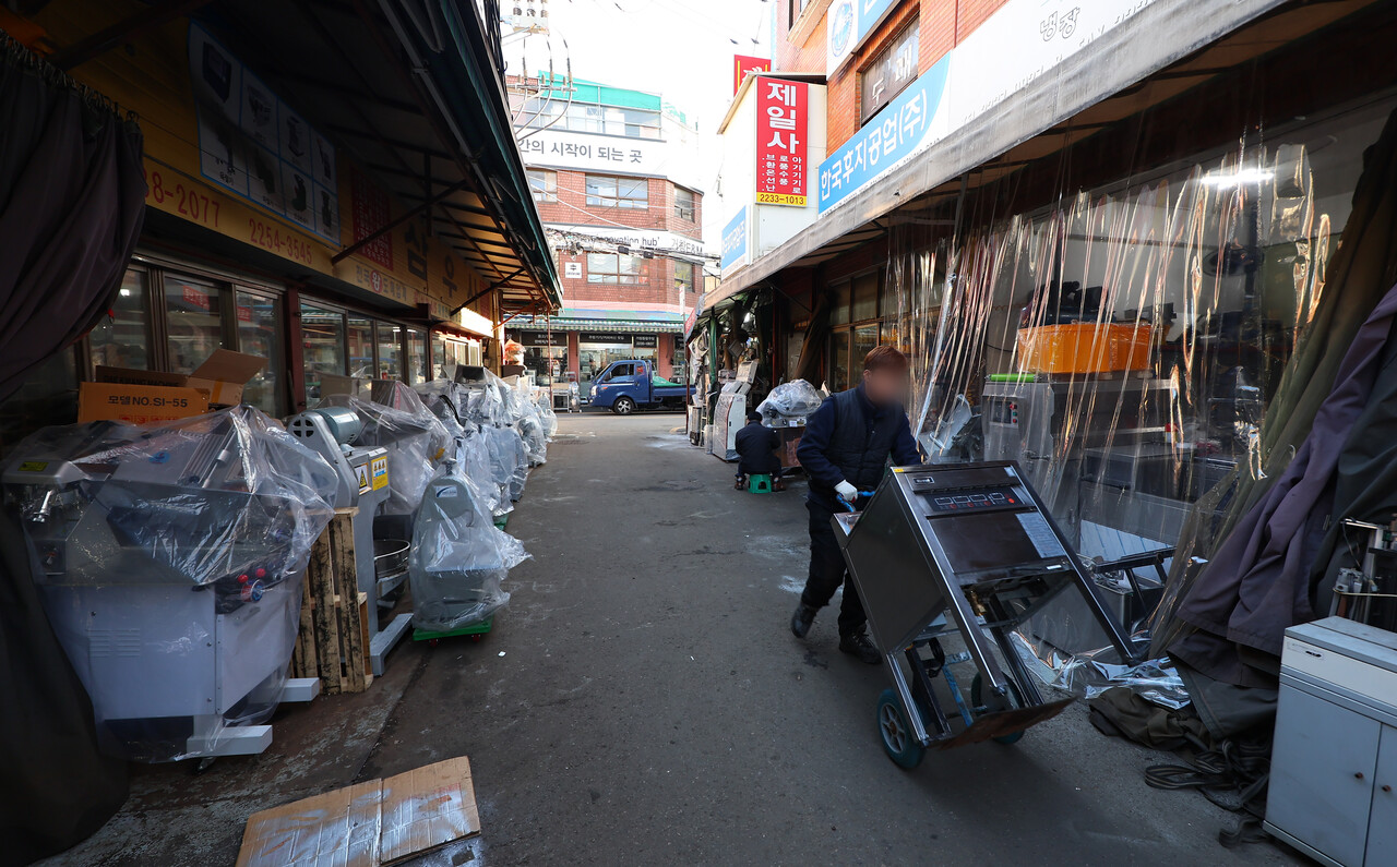 한국개발연구원(KDI)은 경제동향 1월호를 통해 “최근 우리 경제는 생산 증가세가 둔화하면서 경기 개선이 지연되는 가운데 불확실성 확대에 따른 경제 심리 위축으로 경기 하방 위험이 증대되는 모습”이라고 8일 밝혔다. 서울 중구 황학동 주방거리 모습. [사진=연합뉴스]
