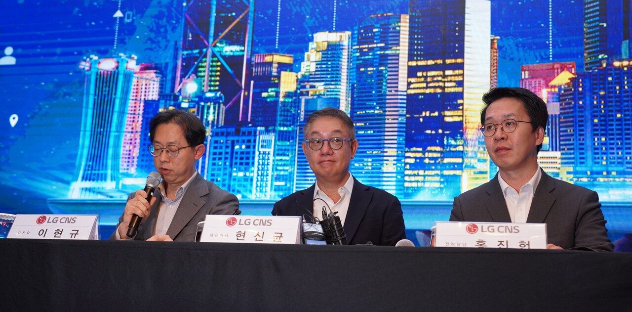 (왼쪽부터) LG CNS 이현규 CFO(최고재무관리자) 상무, 현신균 CEO(최고경영자) 사장, 홍진헌 전략담당 상무가 9일 IPO 기자간담회에 참여해 발언하고 있다. [사진=김민우 기자]