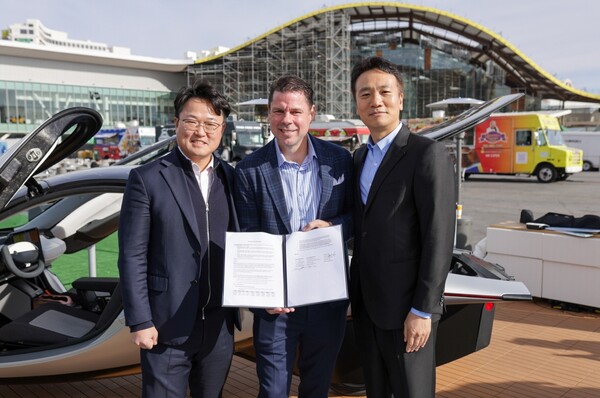 (사진 오른쪽부터) LG에너지솔루션 최근혁 마케팅 담당, 앱테라 모터스 공동 CEO 크리스 앤서니, 씨티엔에스 권기정 대표 [LG에너지솔루션 제공=뉴스퀘스트]