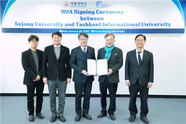 세종대 엄종화(가운데) 총장, 우즈베키스탄 Tashkent International University 전용욱(오른쪽에서 두 번째) 총장, 세종대 홍우영(왼쪽에서 두 번째) 부총장 등 양측 관계자들이 기념촬영을 하고 있다. [사진=세종대학교]