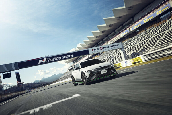 일본 시즈오카에 위치한 후지 스피드웨이 서킷에서 아이오닉 5 N DK 에디션이 주행하는 모습. [현대자동차 제공=뉴스퀘스트]