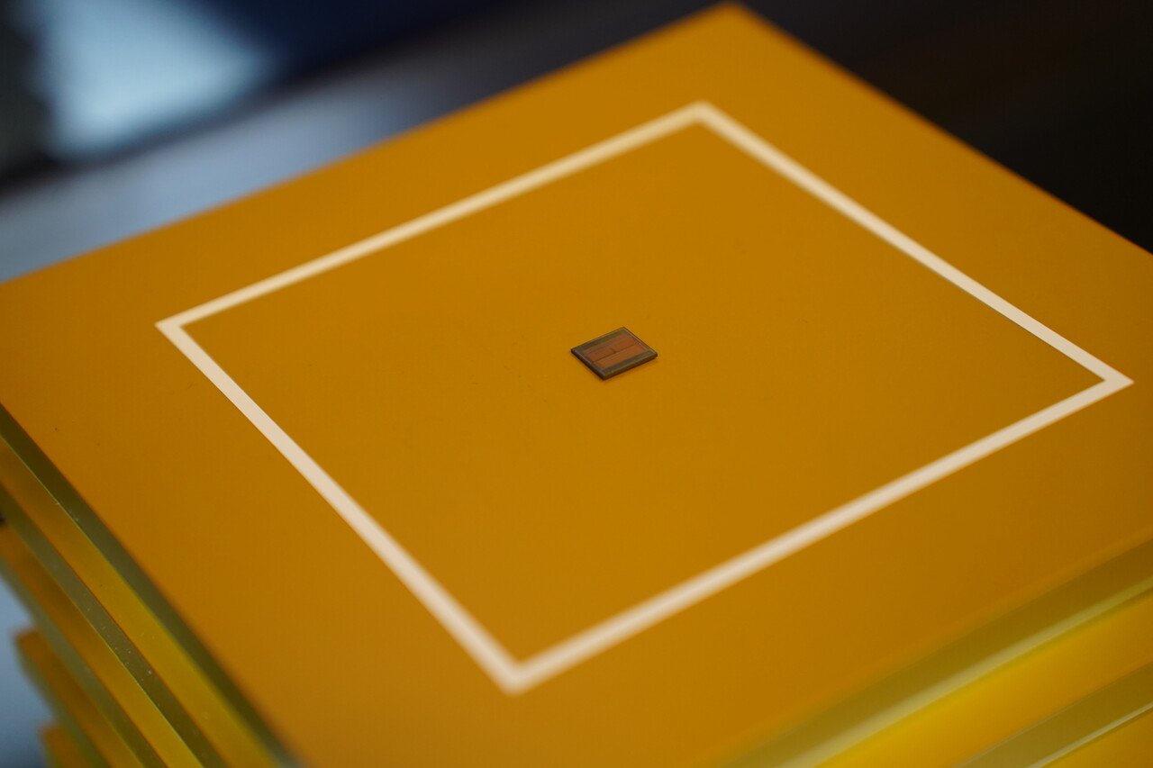 SK하이닉스의 HBM3E 12단. 크기는 성인 남성 손톱 수준으로 작다. [사진=김민우 기자] 