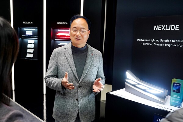 지난 8일(현지시간) LG이노텍 문혁수 대표가 전시부스에서 기자들의 질문에 답변하고 있다. [LG이노텍 제공=뉴스퀘스트]