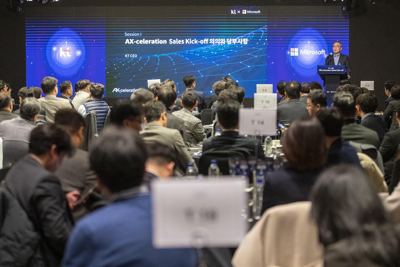 김영섭 KT 대표가 워크숍에 참석해 인사말과 함께 당부 사항을 전하고 있다. [KT 제공=뉴스퀘스트]