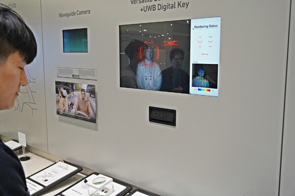 LG이노텍 직원이 CES 2025에서 처음 공개한 차량용 ‘고성능 인캐빈카메라 모듈’의 졸음운전 모니터링 기능을 직접 시연해 보이고 있다. [LG이노텍 제공=뉴스퀘스트]