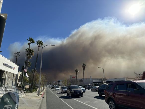 미국 로스앤젤레스에서 발생한 대형 산불로 수백조원에 달하는 경제적 피해가 예상되는 가운데 일부 국내 보험사들도 손실액 피해를 볼 것으로 예상되고 있다. 지난 8일(현지시간) 연기로 뒤덮인 미 로스앤젤레스(LA) 카운티 라크레센타의 도로와 하늘. [사진=연합뉴스]