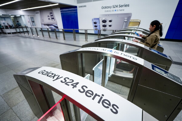 '갤럭시 S24'와 '갤럭시 AI' 이미지로 랩핑된 말레이시아 쿠알라룸푸르 'TRX 삼성 갤럭시역' 모습 [삼성전자 제공=뉴스퀘스트]