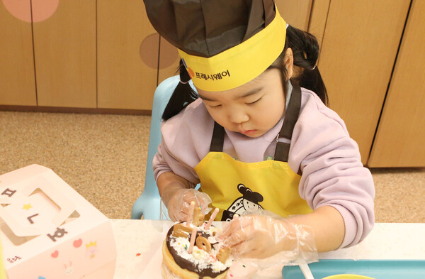 아이누리 X 이응이 '맛있는 한글' 쿠킹클래스에 참여한 어린이집 원아가 빵을 만들고 있다. [사진=CJ프레시웨이 제공]