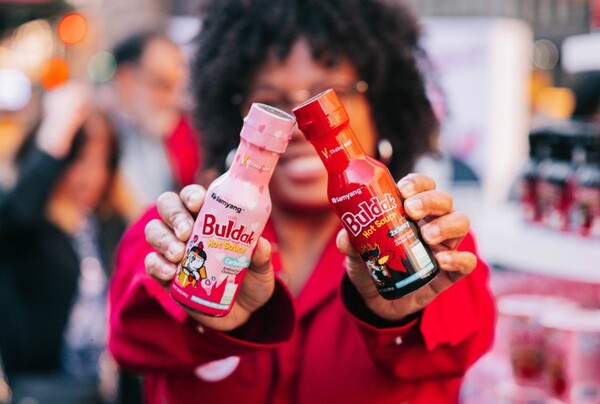 삼양식품의 스플래시 불닭 캠페인 현장에서 참가자가 불닭 소스를 들고있다. [사진=삼양라운드스퀘어]