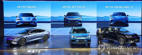 BYD는 16일 인천 중구 상상플랫폼에서 ‘BYD 승용 론칭 미디어 쇼케이스’에서 준중형 스포츠유틸리티차량(SUV) 아토3를 국내에 처음 공개했다. BYD 코리아는 올해 아토 3, 씰, 씨라이언 7 등 총 3개 모델을 출시할 계획이다. [사진=연합뉴스]