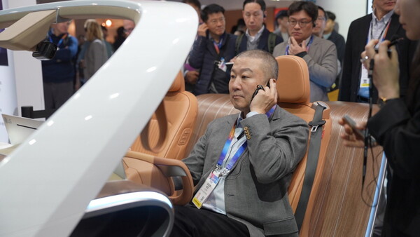 9일(현지시간) 구자은 LS 회장이 세계 최대 가전·정보기술(IT) 전시회 ‘CES 2025’가 열리는 미국 라스베이거스 센트럴홀 내 LG전자 전시관에서 AI 기반 콘셉트 차량에 탑승해 인캐빈 센싱 설루션을 체험하고 있다. [사진=LS그룹]