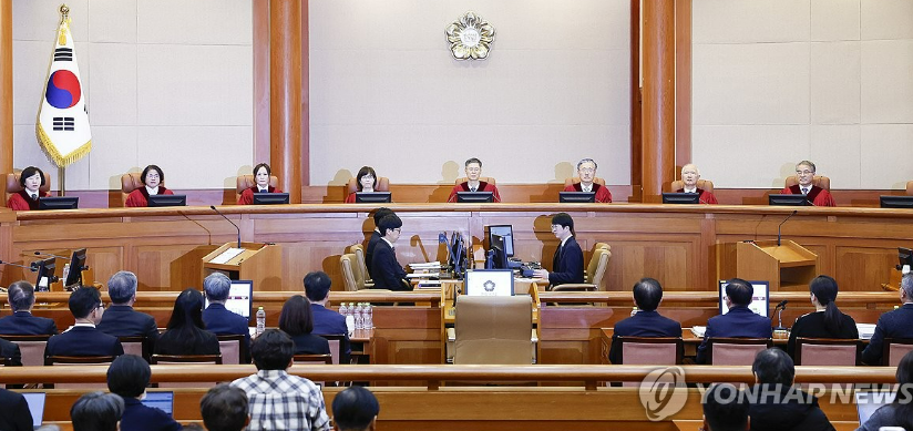 윤석열 대통령 탄핵 심판의 2차 변론기일인 16일 서울 종로구 헌법재판소 대심판정에 정계선(왼쪽부터), 김복형, 정정미, 이미선, 문형배, 김형두, 정형식, 조한창 헌재 재판관이 앉아있다. [사진=연합뉴스]