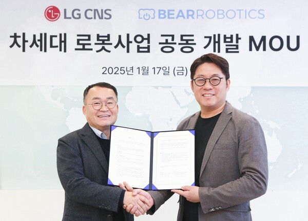 이준호 LG CNS 상무(왼쪽)와 하정우 베어로보틱스 대표가 MOU 체결 후 기념사진을 촬영하는 모습 [사진=LG CNS)
