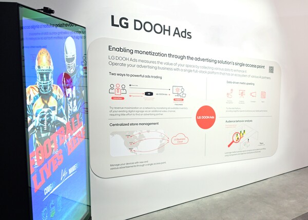 이달 초 개최된 CES 2025에서 'LG DOOH Ads'가 적용된 디스플레이가 전시된 모습 [사진=LG전자]