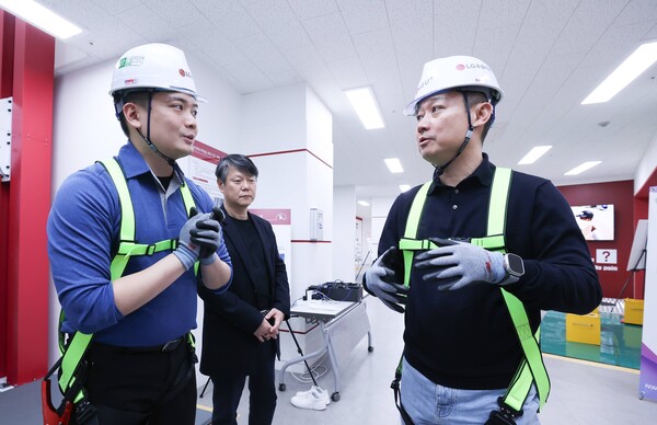 홍범식 LG유플러스 사장(맨 오른쪽)이 안전 체험관에서 안전 보호장구를 직접 착용하면서 교육 프로그램에 대한 설명을 듣고 있는 모습 [사진=LGU+]