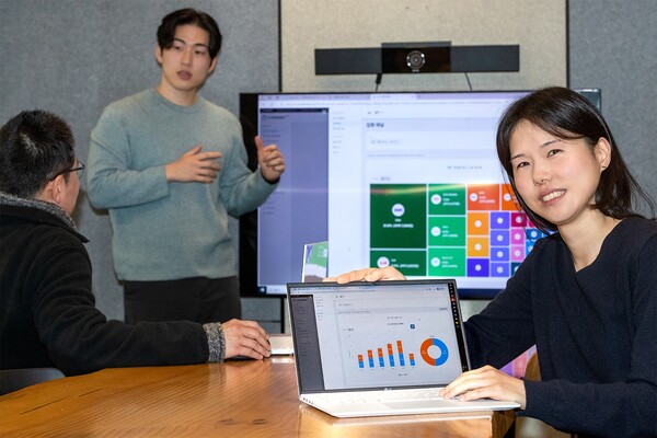 KT 직원들이 TV 애드 인덱스로 광고 효과를 분석 중인 모습 [사진=KT]