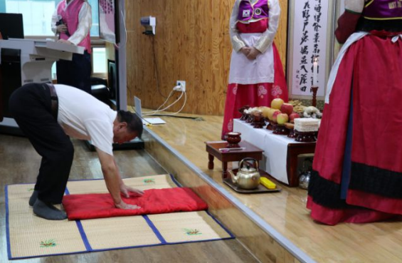 지난해 서울노인복지센터에서 한 어르신이 추석 명절을 맞아 차례를 지내고 있다. [사진=서울노인복지센터]