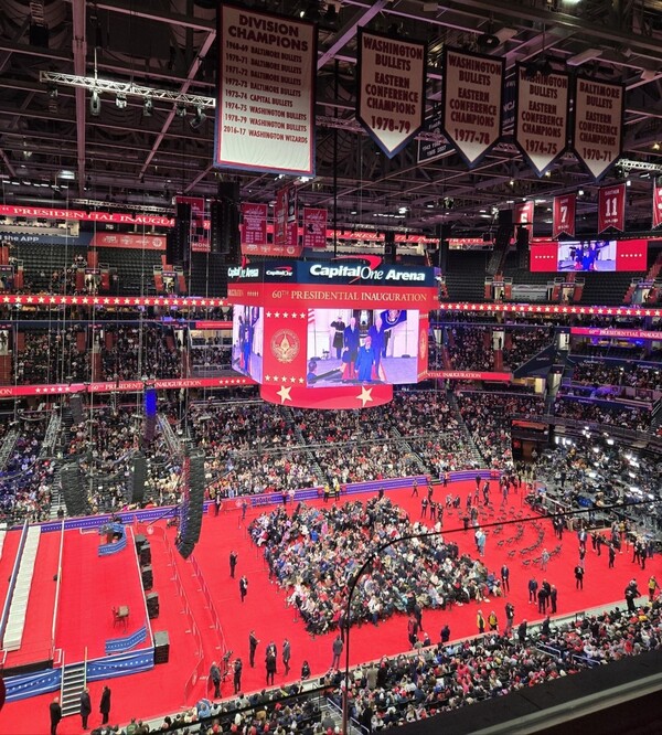 20일(현지시간) 도널드 트럼프 미국 대통령 취임식이 생중계된 워싱턴DC의 체육관 '캐피털 원 아레나' .[사진=연합뉴스]
