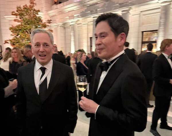 신세계그룹 정용진 회장이 20일 저녁(현지시간)에 열린 스타라이트 무도회에서 백악관 암호화폐 및 인공지능(ai) 정책 책임자로 임명 된 데이비드 삭스와 대화를 나누고 있다. [사진=신세계그룹]