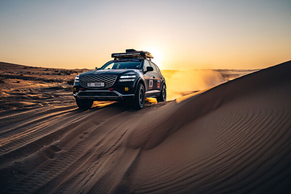 재키 익스가 사막에서 주행 중인 GV80 데저트 에디션의 모습 [사진=제네시스 브랜드]