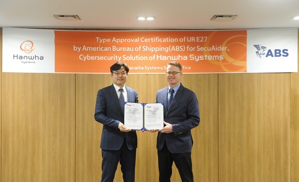 20일 서울 중구 한화빌딩에서 열린 한화시스템 선박용 사이버보안 솔루션의 미국선급협회 인증 수여식에서 (왼쪽) 조명섭 한화시스템 해양사업부장, 대런 레스코스키 미국선급협회 부사장이 기념 촬영을 하고 있다. [사진=한화시스템] 