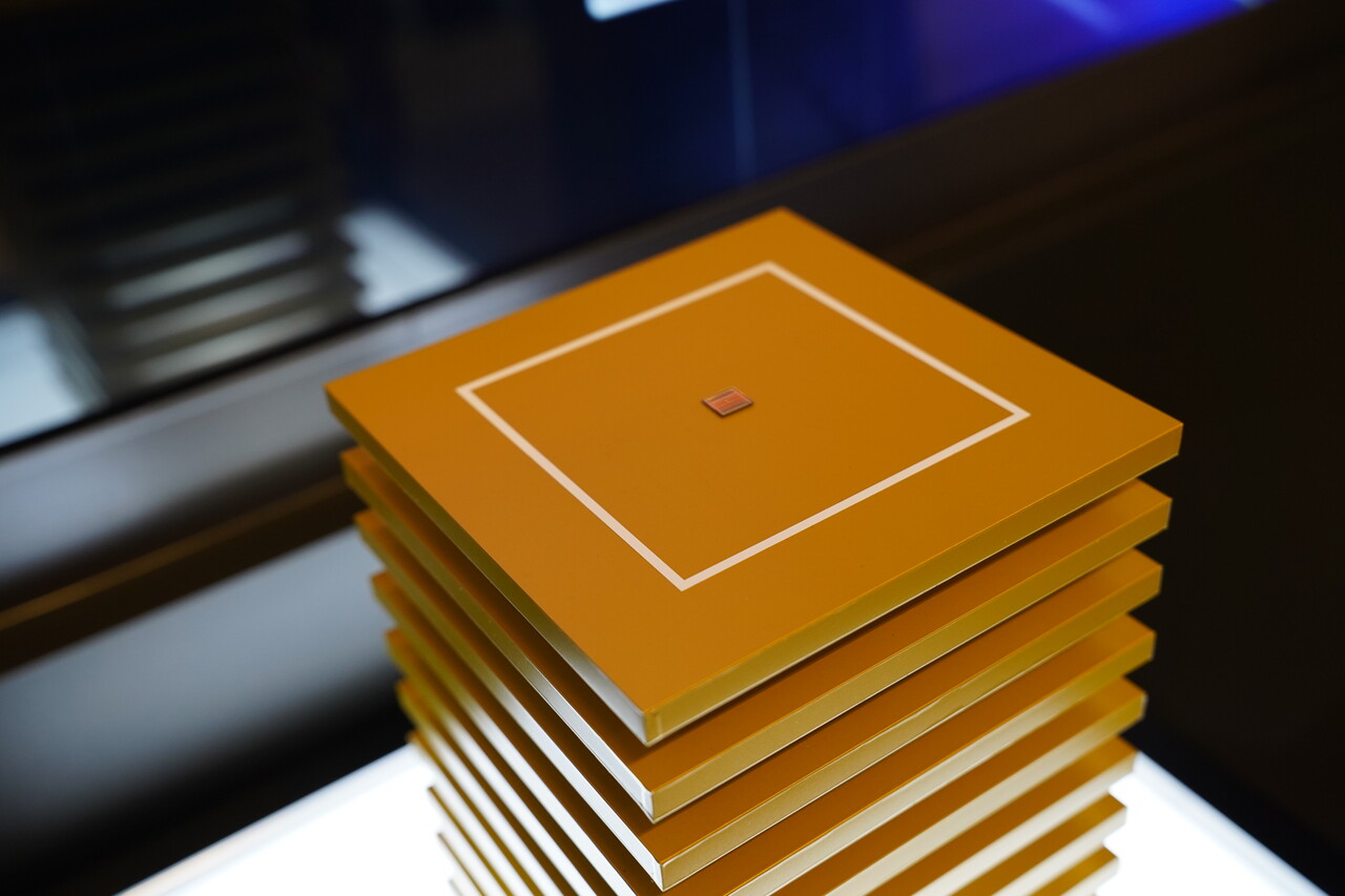 지난해 역대 최고 실적을 달성한 SK하이닉스가 올해도 HBM(고대역폭메모리)의 폭발적인 성장을 바탕으로 호황을 이어갈 것으로 전망했다. 사진은 SK하이닉스의 HBM3E 12단 모형. [사진=김민우 기자]