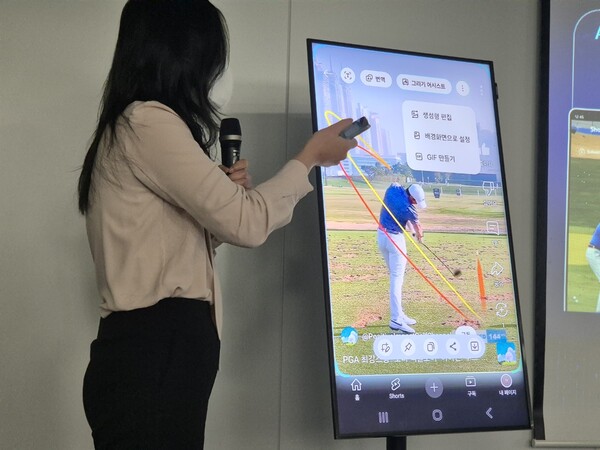 삼성전자 직원이 23일 서울 태평로 빌딩에서 새로워진 갤럭시 S25 시리즈의 주요 AI 기능을 시연을 통해 소개하고 있다. [사진=황재희 기자]