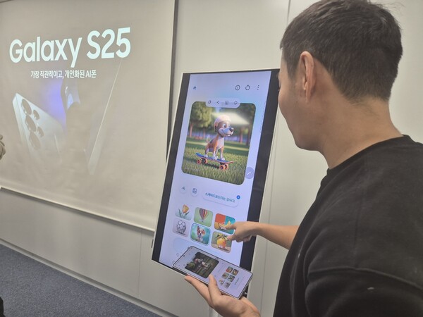 삼성전자 직원이 23일 서울 태평로 빌딩에서 새로워진 갤럭시 S25 시리즈의 주요 AI 기능을 시연을 통해 소개하고 있다. [사진=황재희 기자]