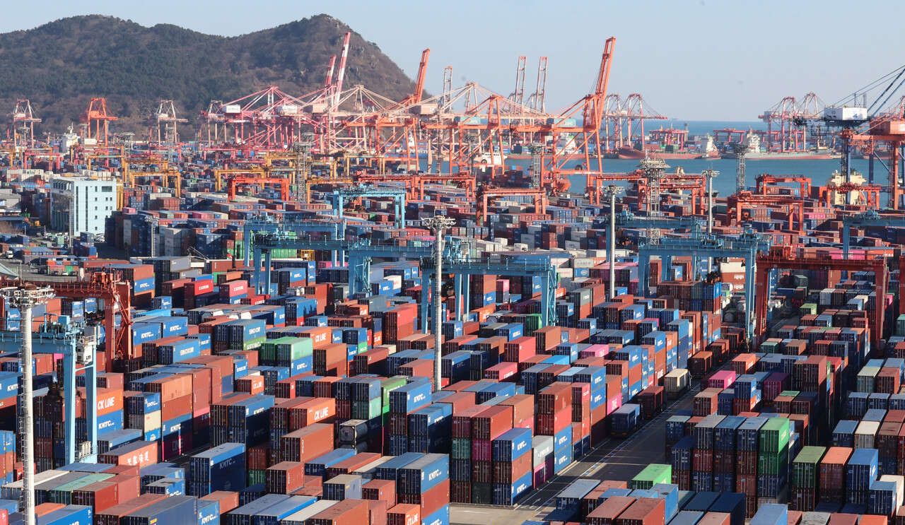 부산항 신감만부두와 감만부두, 신선대부두에 수출입 화물이 쌓여있는 모습. [사진=연합뉴스]