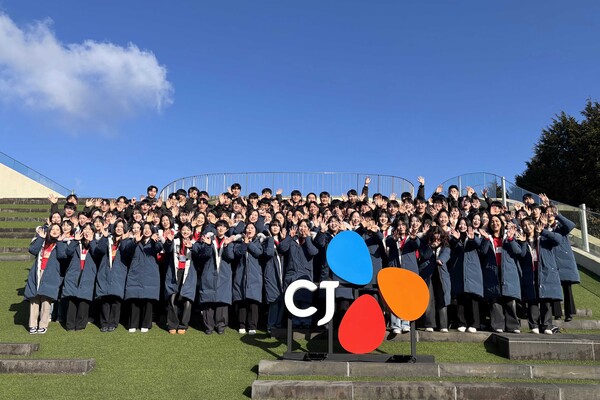 CJ그룹 신입사원들이 ‘클럽 나인브릿지’에서 기념촬영을 하고 있다. [사진=CJ그룹]