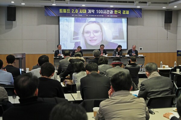 캘리 앤 쇼 前 국가경제위원회 부위원장(트럼프1기)이  24일 FKI타워 컨퍼런스센터에서 열린 '트럼프 2.0시대 개막 100시간과 한국 경제'세미나에 화상으로 참석해 기조강연을 하고 있다. [사진=한경협]