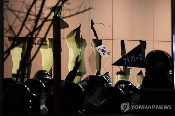 윤석열 대통령이 내란 우두머리 혐의로 구속되자 일부 지지자들이 서울 마포구 서울서부지방법원에 난입한 19일 서부지법 외벽 등이 파손돼 있다. [사진=연합뉴스]