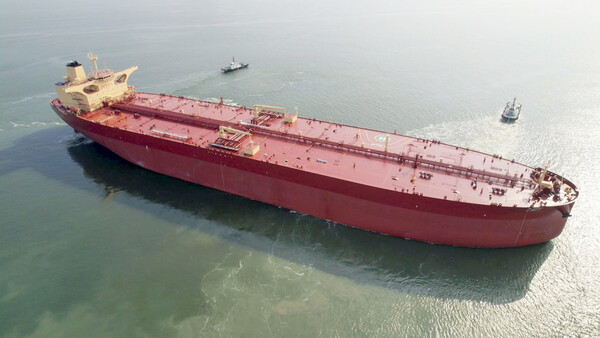 SK해운의 31만8000톤급 초대형 유조선 씨브레이브(C.BRAVE)호가 ‘오션와이즈’를 장착하고 최적 항로 운항 실증에 나선 모습 [사진=HD현대마린솔루션]