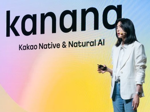 정신아 카카오 대표가 지난해 10월 22일 용인 카카오AI 캠퍼스에서 열린 '이프카카오 2024'에서 신규 AI 브랜드 '카나나'를 소개하고 있다. [사진=카카오]
